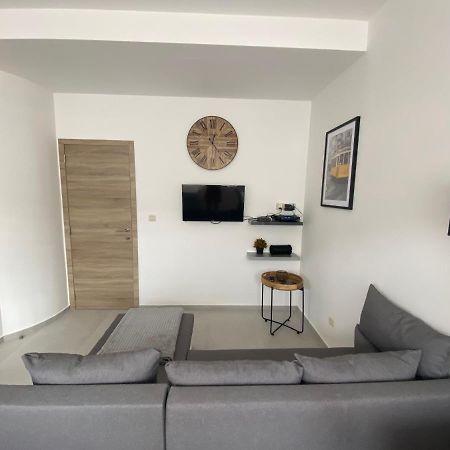 Superbe petite appartement lumineux bien décoré avec Netflix gratuit Charleroi Extérieur photo