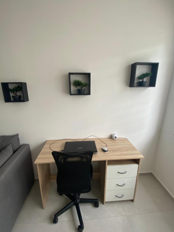 Superbe petite appartement lumineux bien décoré avec Netflix gratuit Charleroi Extérieur photo