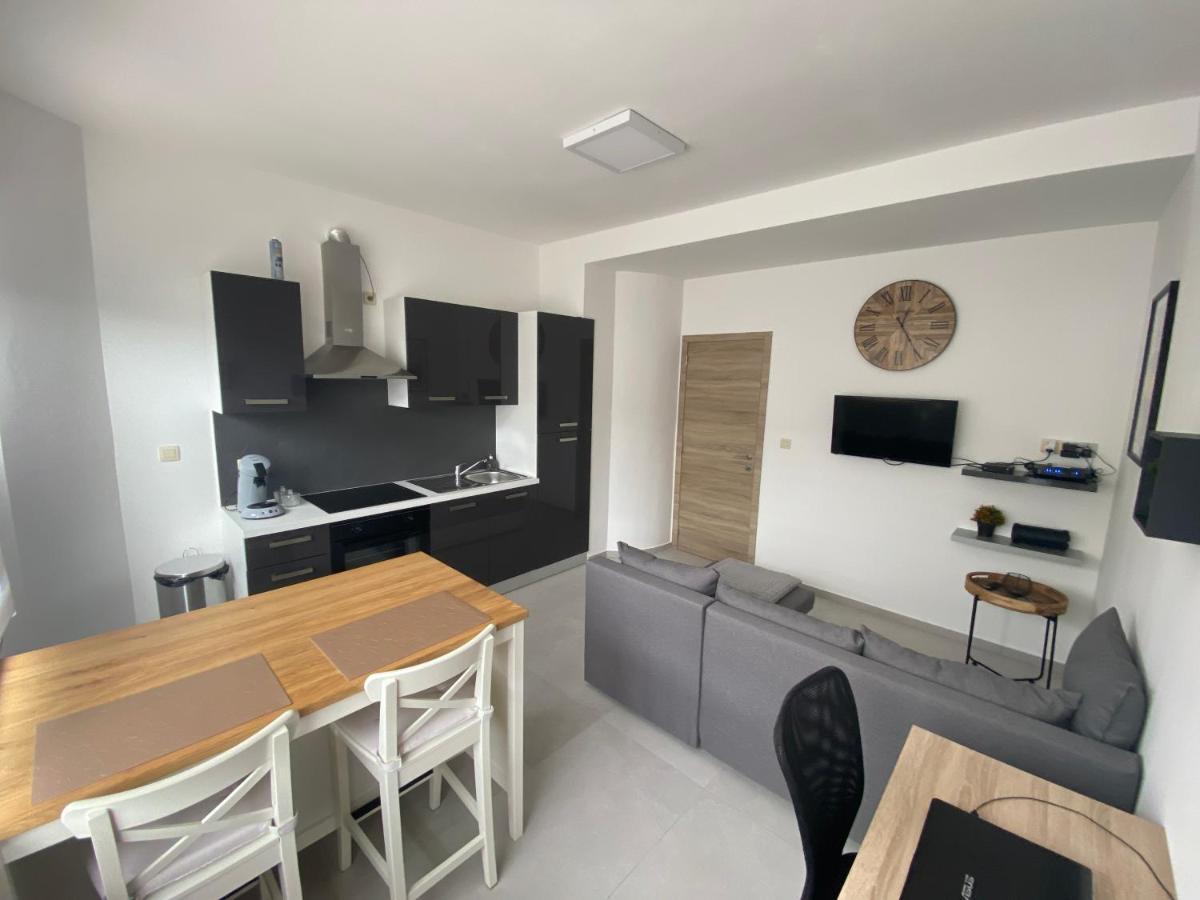 Superbe petite appartement lumineux bien décoré avec Netflix gratuit Charleroi Extérieur photo