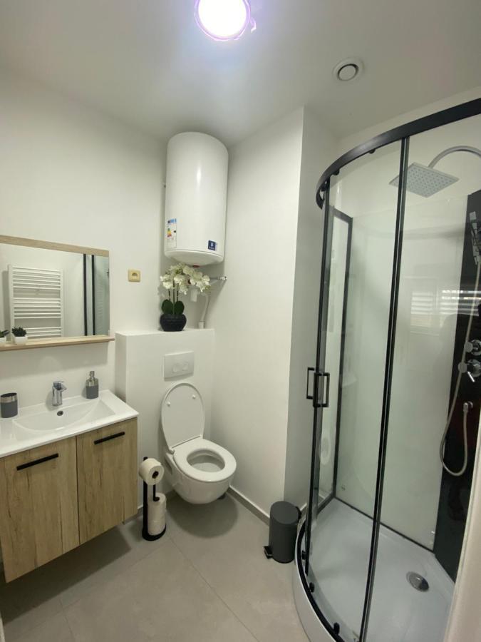 Superbe petite appartement lumineux bien décoré avec Netflix gratuit Charleroi Extérieur photo
