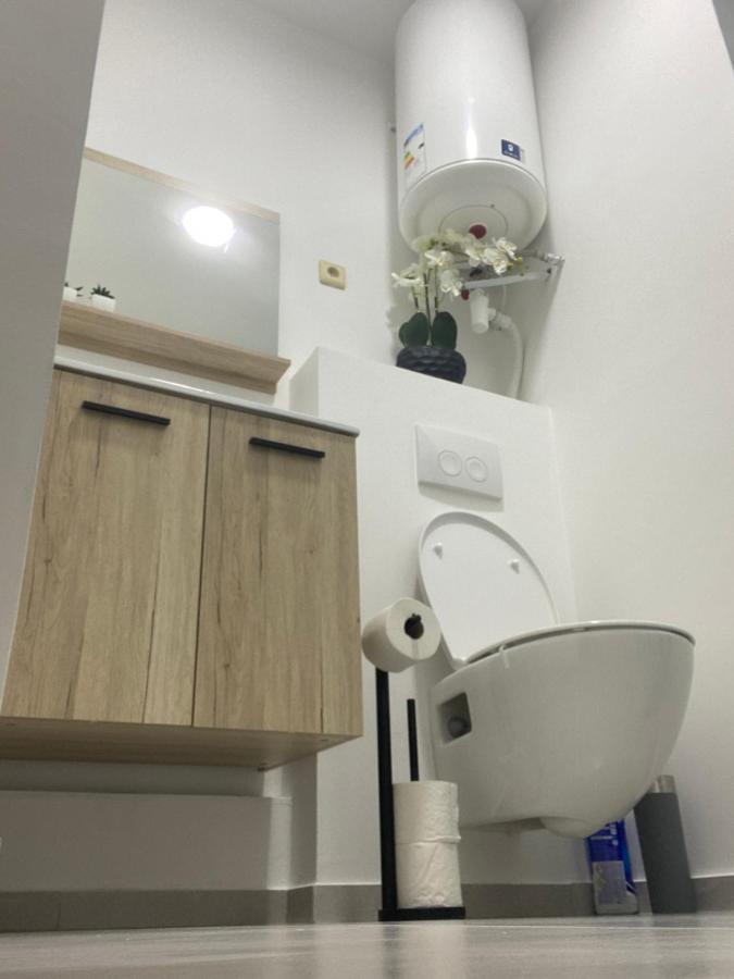 Superbe petite appartement lumineux bien décoré avec Netflix gratuit Charleroi Extérieur photo